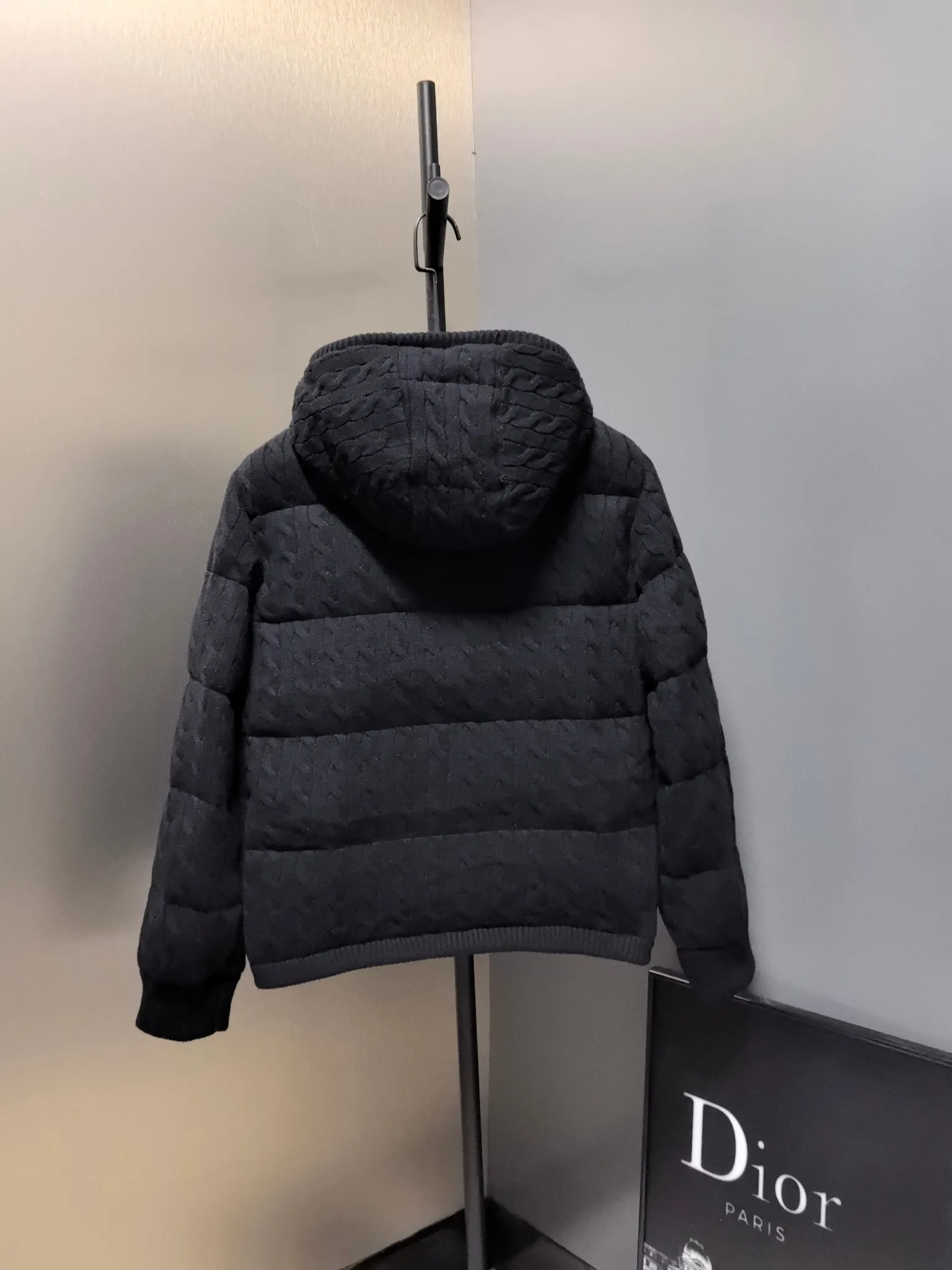 P980 Women's model The warmth of winter is within reach. 🧵 Combining classic cable knitting with warm down, Polo Ralph Lauren’s texture choice. ·: Warm winter colors, the answer to classic and style. ❄️ · Needless to say, the texture speaks for itself. Polo Ralph Lauren cable down jacket defines winter style. Color Black Khaki Size s m L xL